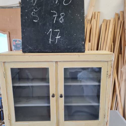 Polička na zeď s dvířky