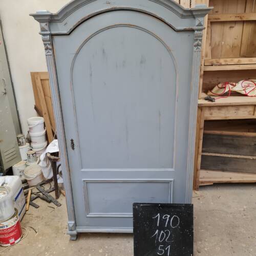 Šatní skříň policová