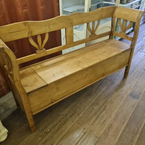 Lavice s úložným prostorem